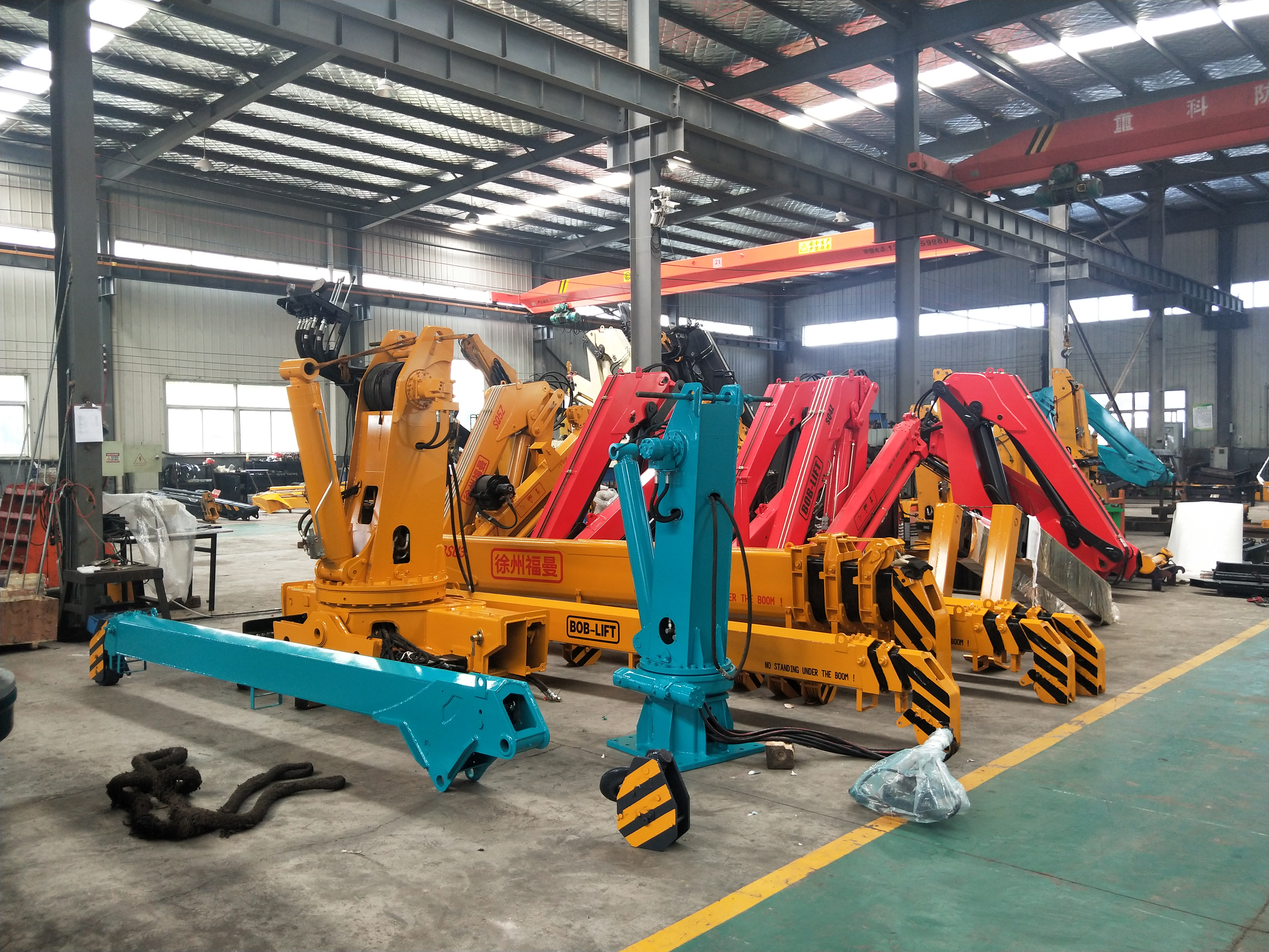 alt:Fuman truck-mounted cranes lifting heavy construction materials with precision hydraulics and robust chassis.